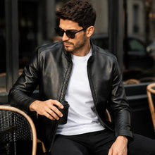 Carregar imagem no visualizador da galeria, [LEVE 2 PAGUE 1] Jaqueta Masculina Vossler em Couro Legítimo Premium +BRINDES: Relógio, Cinto e Carteira
