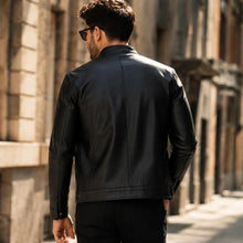 Carregar imagem no visualizador da galeria, [LEVE 2 PAGUE 1] Jaqueta Masculina Vossler em Couro Legítimo Premium +BRINDES: Relógio, Cinto e Carteira

