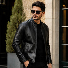 Carregar imagem no visualizador da galeria, [LEVE 2 PAGUE 1] Jaqueta Masculina Vossler em Couro Legítimo Premium +BRINDES: Relógio, Cinto e Carteira
