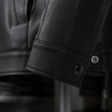 Carregar imagem no visualizador da galeria, [LEVE 2 PAGUE 1] Jaqueta Masculina Vossler em Couro Legítimo Premium +BRINDES: Relógio, Cinto e Carteira
