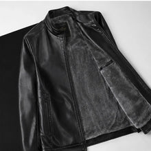 Carregar imagem no visualizador da galeria, [LEVE 2 PAGUE 1] Jaqueta Masculina Vossler em Couro Legítimo Premium +BRINDES: Relógio, Cinto e Carteira
